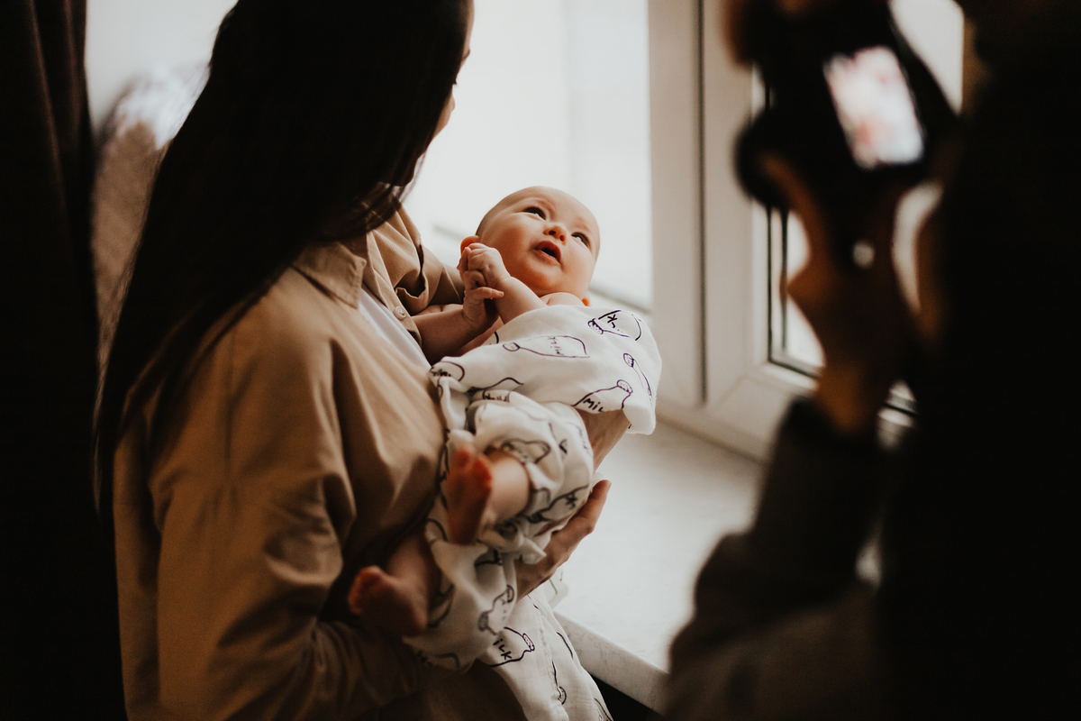 Mamma tiene in braccio bambino