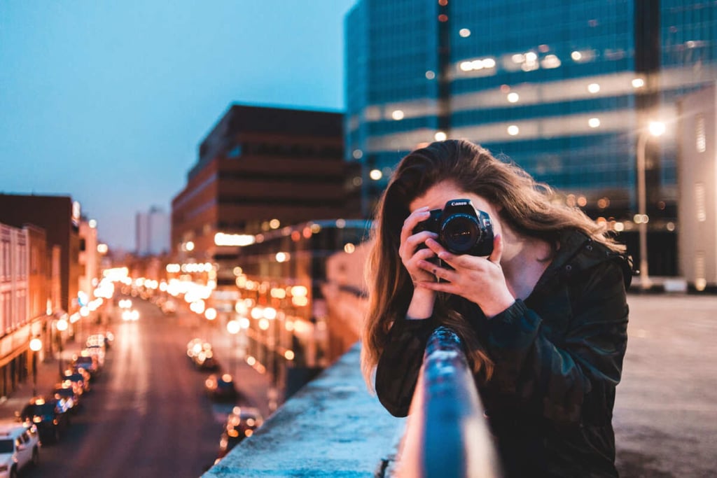 Ragazza fotografa città