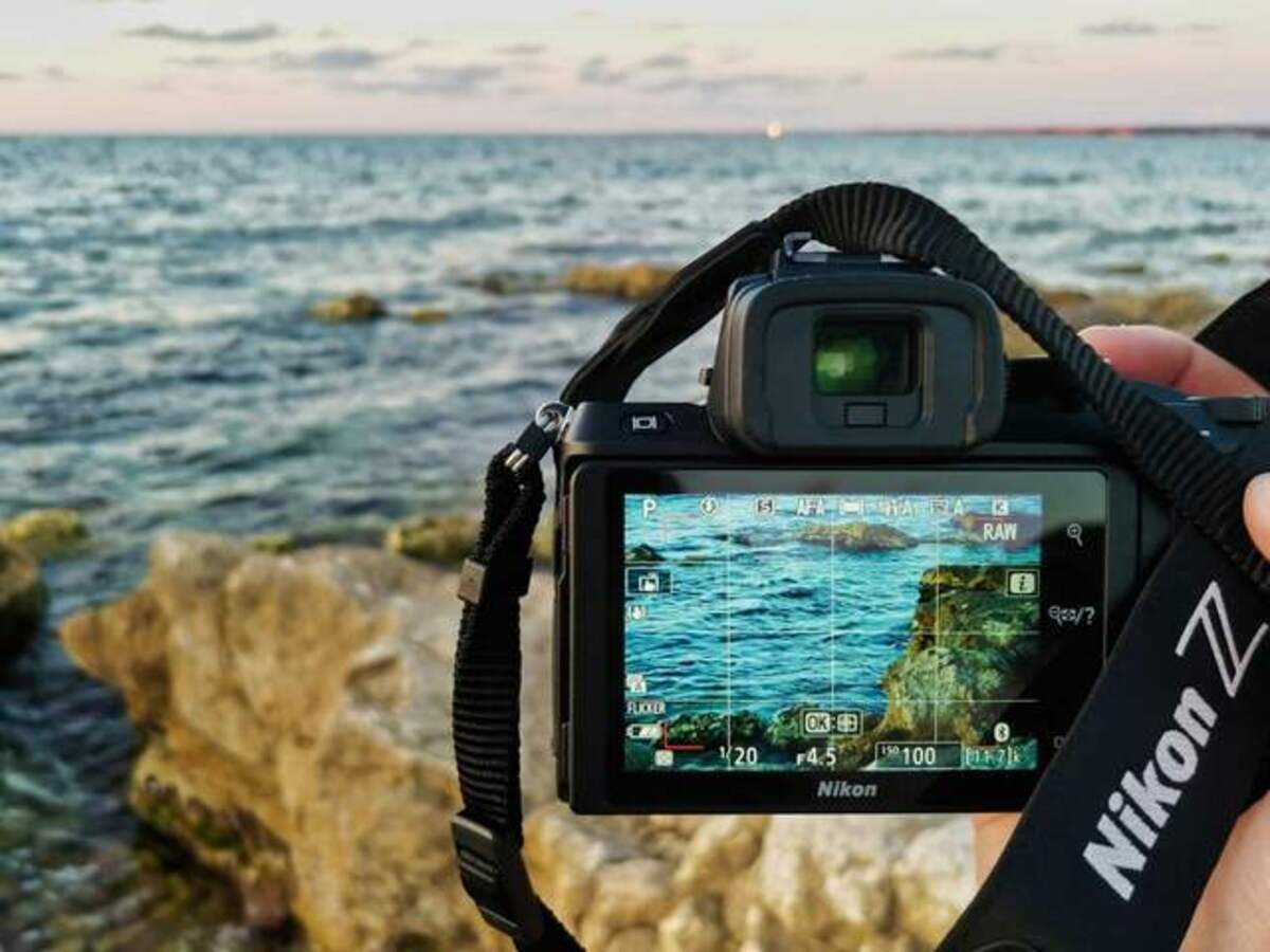 Macchina fotografica che fotografa il mare