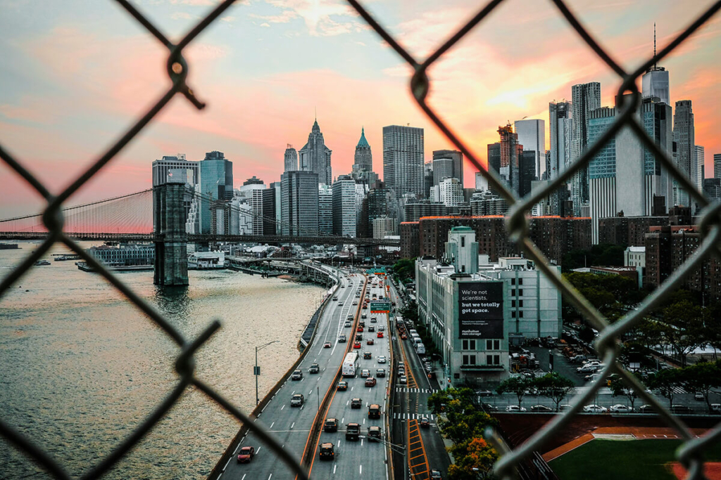 Rete interrotta e panoramica su città