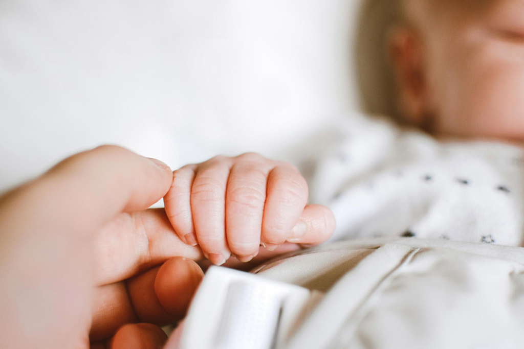 fotografia ravvicinata della mano di un neonato